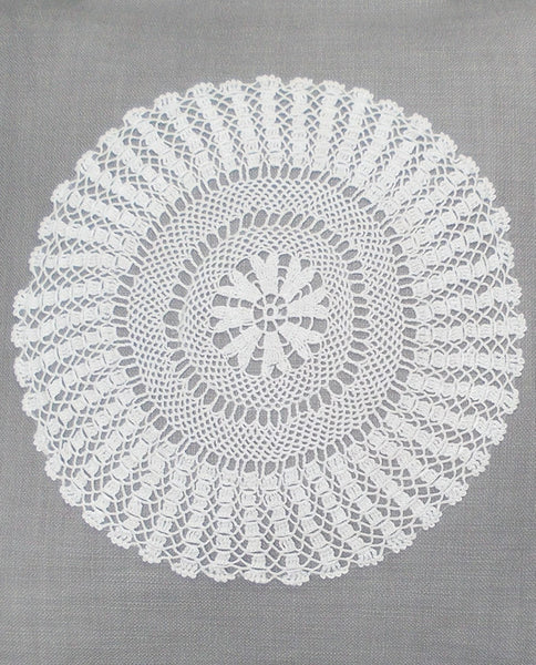 Linen cushion cover with crochet doily, made in Montreal - Shopping Blue